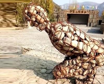 姑娘景區內看見一人跪在地上,被綁住手腳,走近后懵了